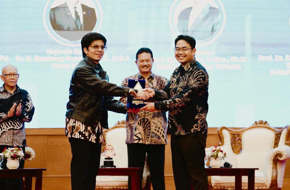 8 Potret Atta Halilintar ke Gedung DPR, Jadi Pembicara di Forum!