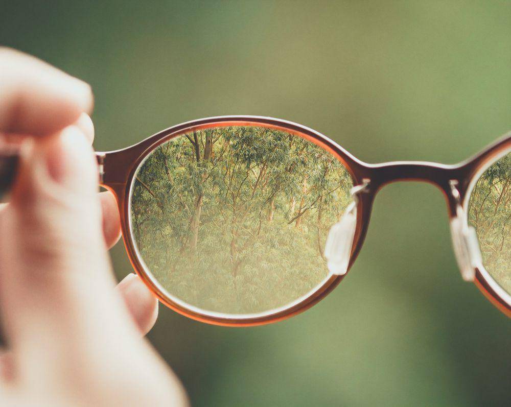 ilustrasi kacamata (unsplash.com/Bud Helisson)