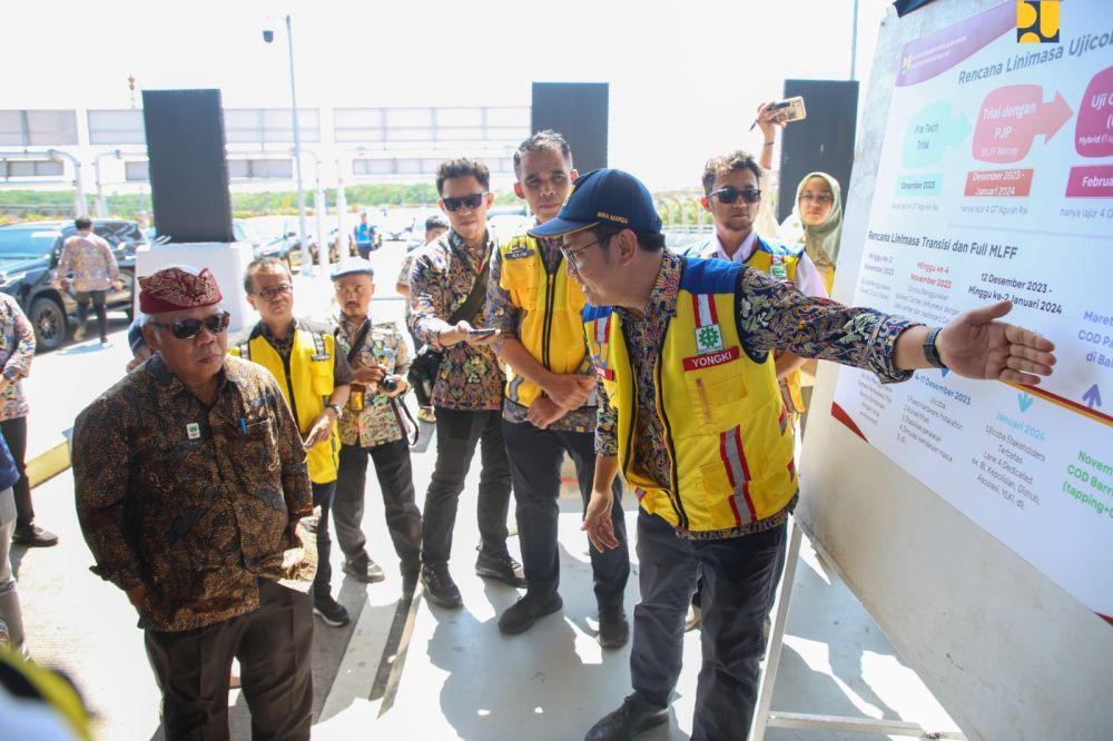 Dalam kunjungan kerjanya ke Bali, Menteri Pekerjaan Umum dan Perumahan Rakyat (PUPR) Basuki Hadimuljono meninjau simulasi penerapan sistem transaksi tol nontunai nirsentuh Multi Lane Free Flow (MLFF) di Jalan Tol Bali-Mandara, Rabu (22/11/2023). (Dok. Kementerian PUPR)