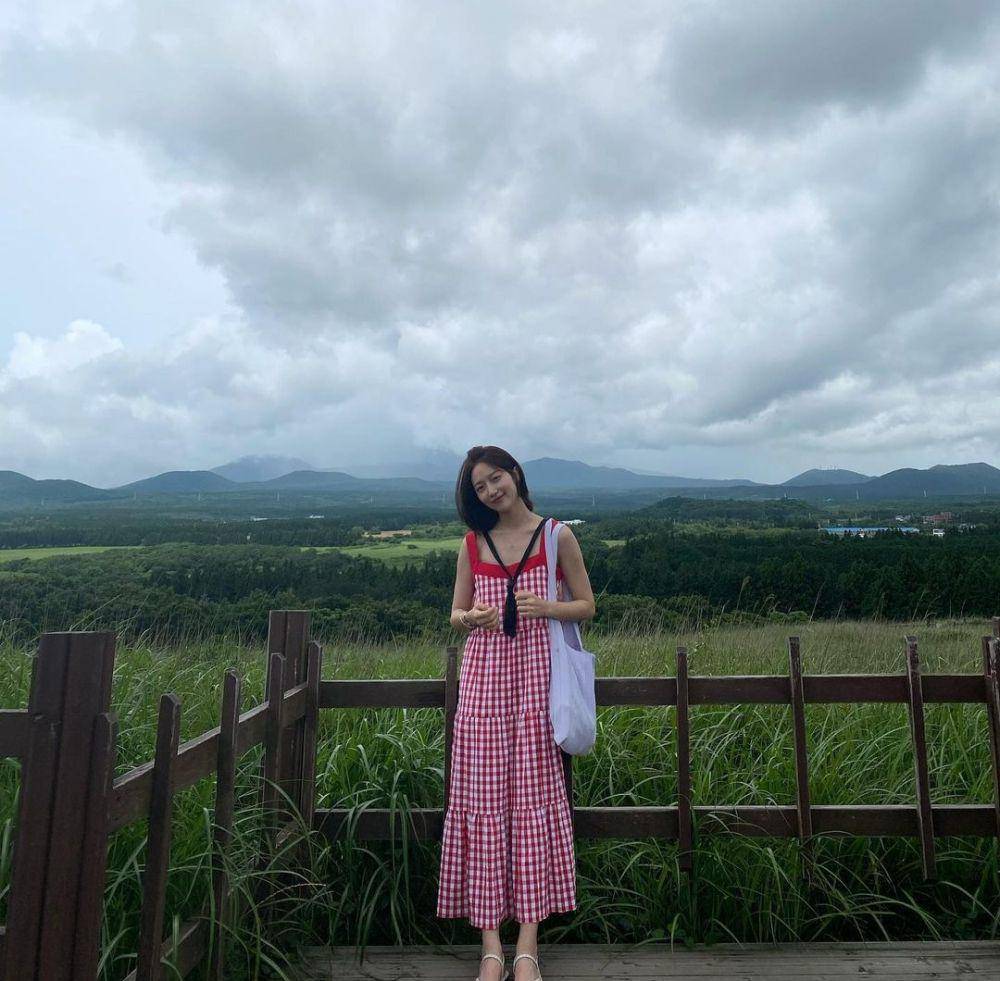 inspirasi OOTD dress ala aktris Pyo Ye Jin (instagram.com/yjiinp)