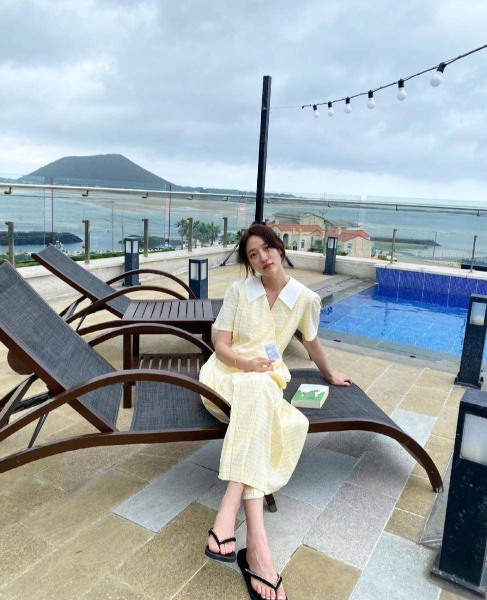 inspirasi OOTD dress ala aktris Pyo Ye Jin (instagram.com/yjiinp)