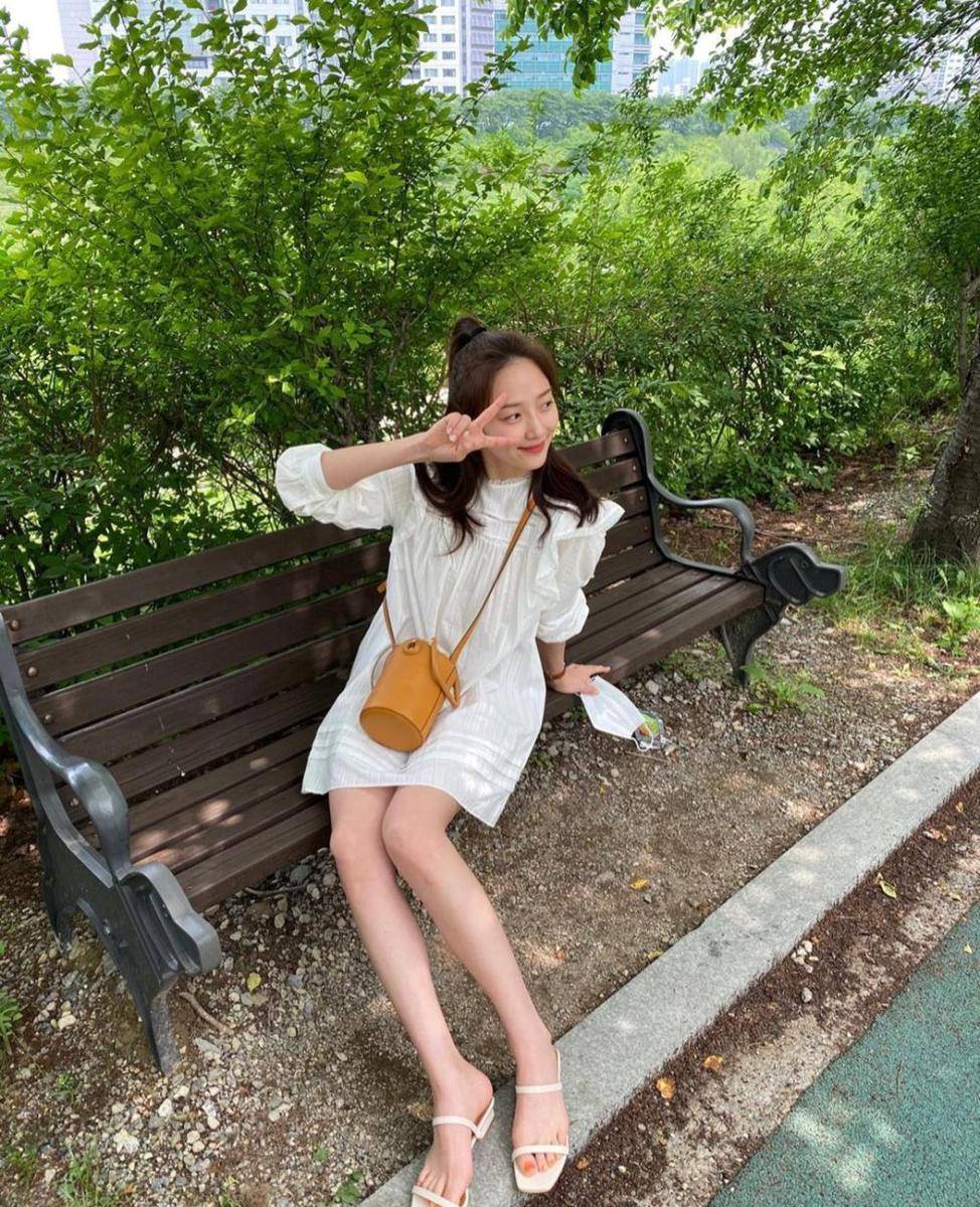 inspirasi OOTD dress ala aktris Pyo Ye Jin (instagram.com/yjiinp)