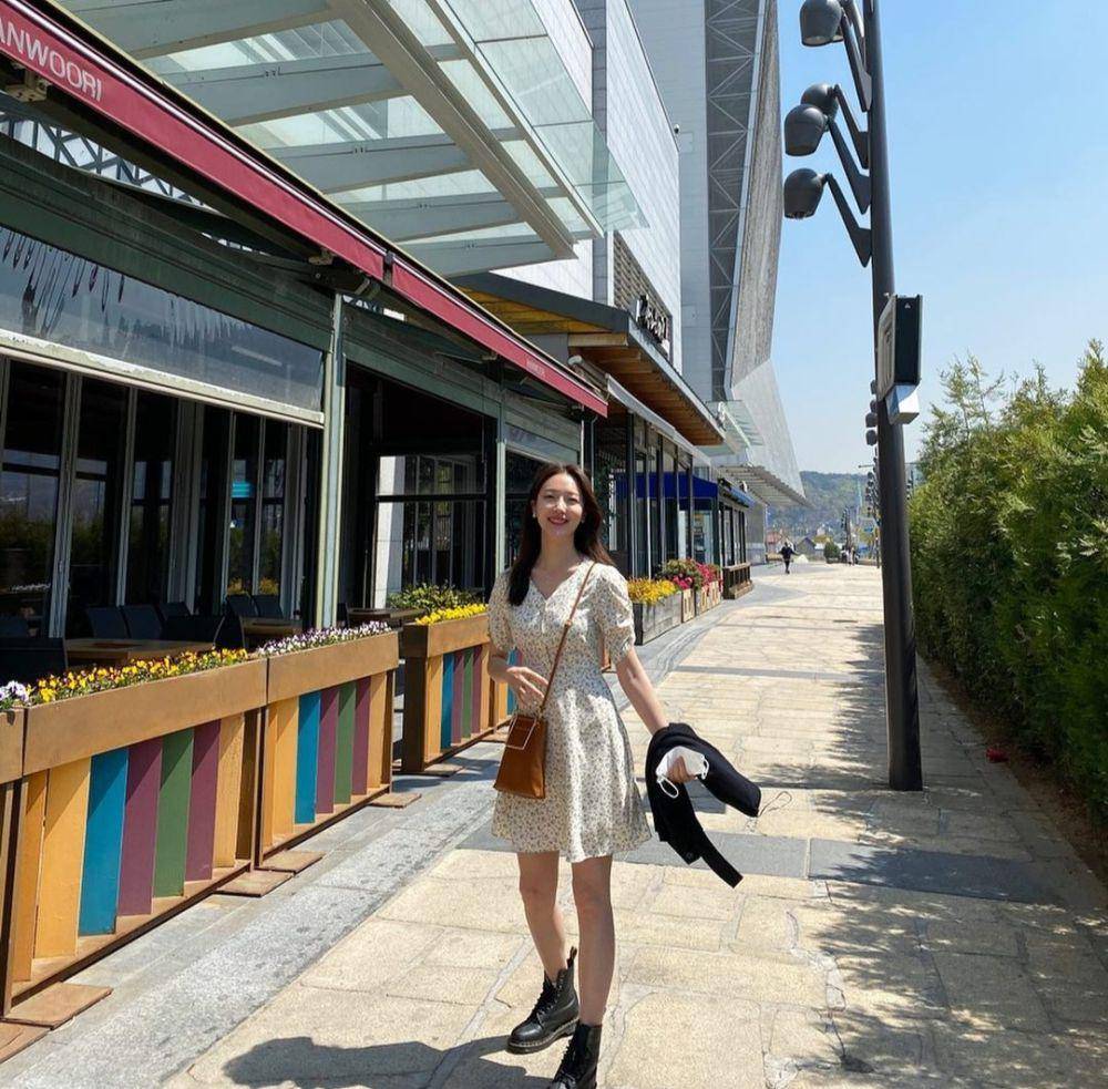 inspirasi OOTD dress ala aktris Pyo Ye Jin (instagram.com/yjiinp)