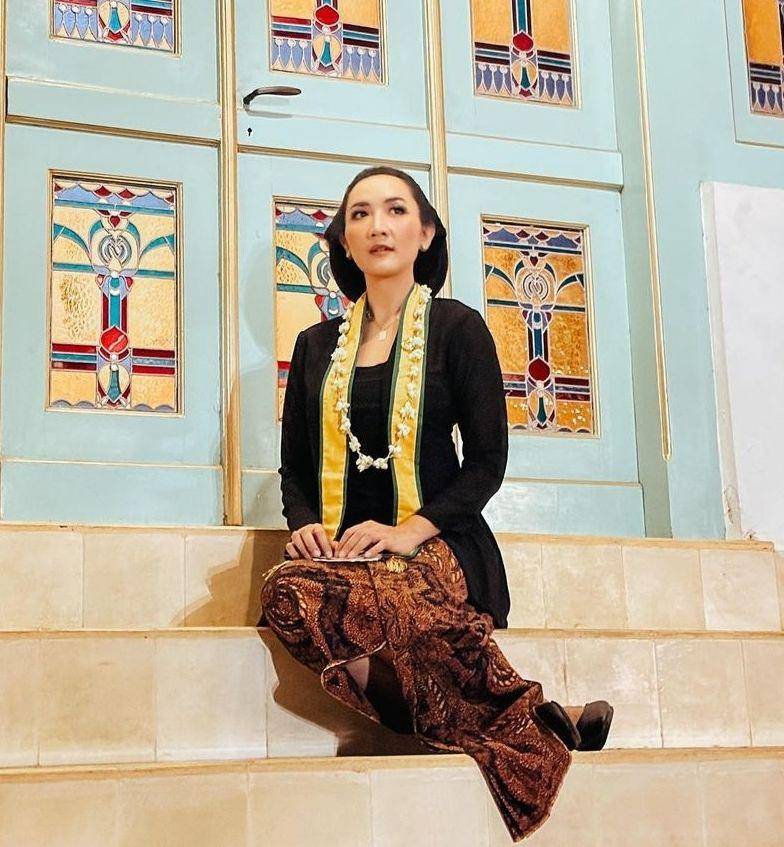 Kebaya Kushandari Arfanidewi (instagram.com/kelincitertidur)