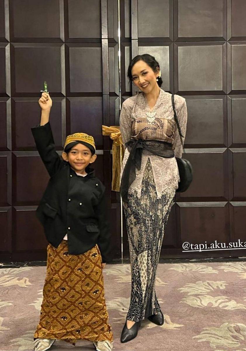 Kebaya Kushandari Arfanidewi (instagram.com/kelincitertidur)