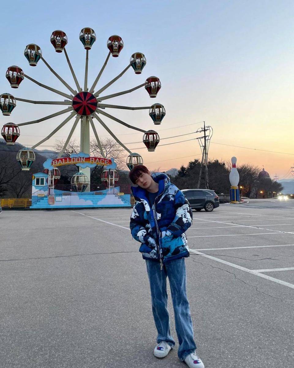 padu padan outfit nuansa biru ala Minhyuk MONSTA X (instagram.com/go5rae)