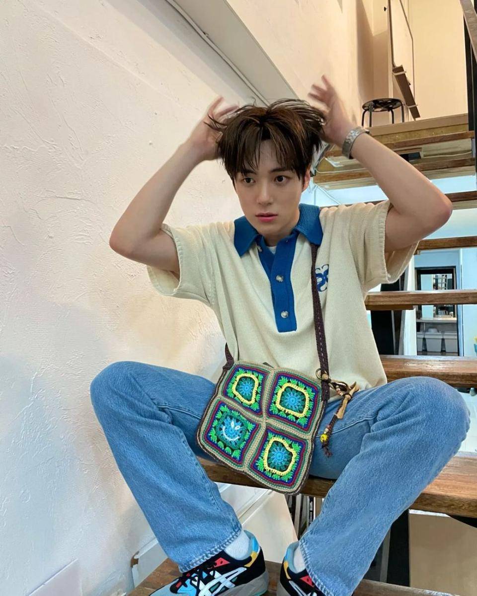 padu padan outfit nuansa biru ala Minhyuk MONSTA X (instagram.com/go5rae)