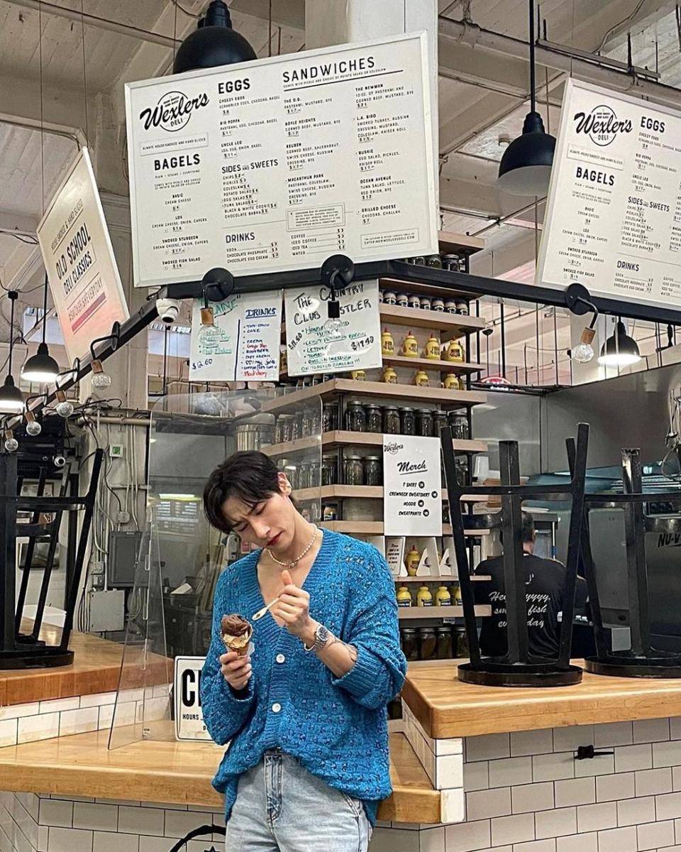padu padan outfit nuansa biru ala IM MONSTA X (instagram.com/imnameim)
