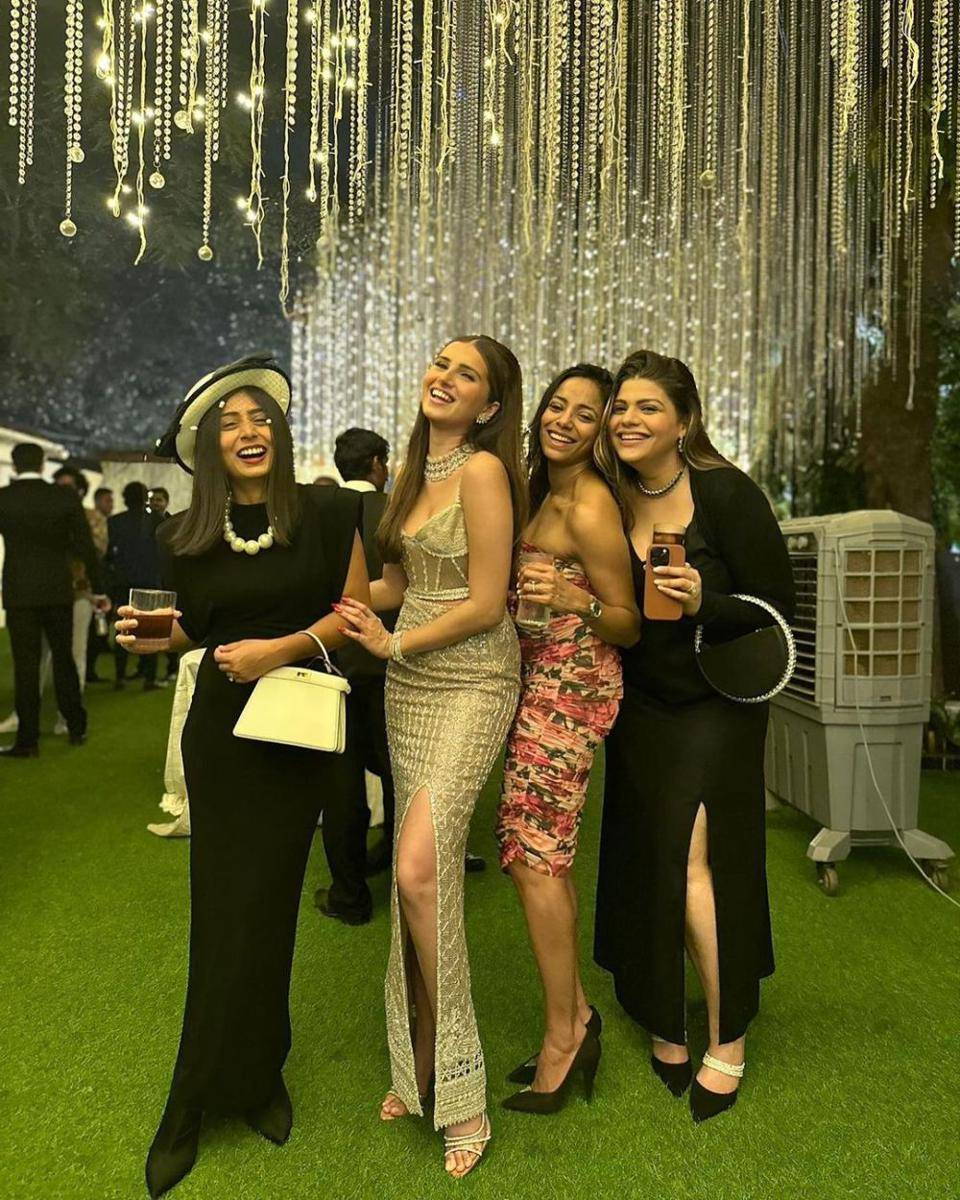 Tara Sutaria dan sahabat (instagram.com/spacemuffin27)