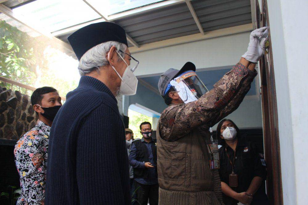 Ilustrasi petugas coklin mendata secara langsung ke rumah warga. (Dok. KPU Kabupaten Malang)