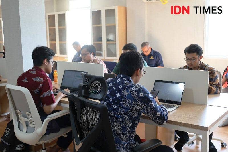 Ilustrasi sejumlah ASN bekerjaan secara online (IDN Times/Ervan)