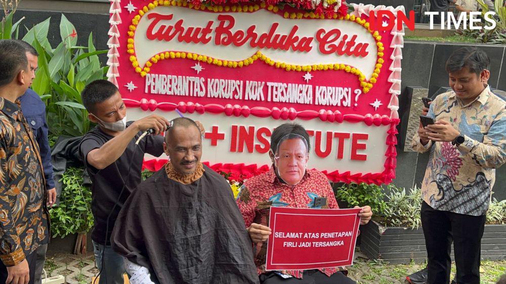 Mantan Ketua KPK Abraham Samad dan sejumlah eks pegawai KPK melakukan aksi di KPK usai Firli Bahuri tersangka. (IDN Times/Aryodamar)