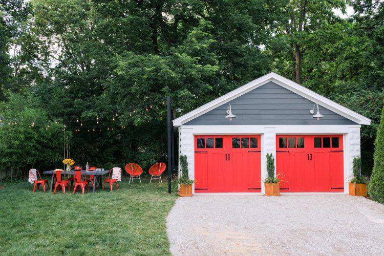 Eksterior rumah dengan aksen merah (hgtv.com)