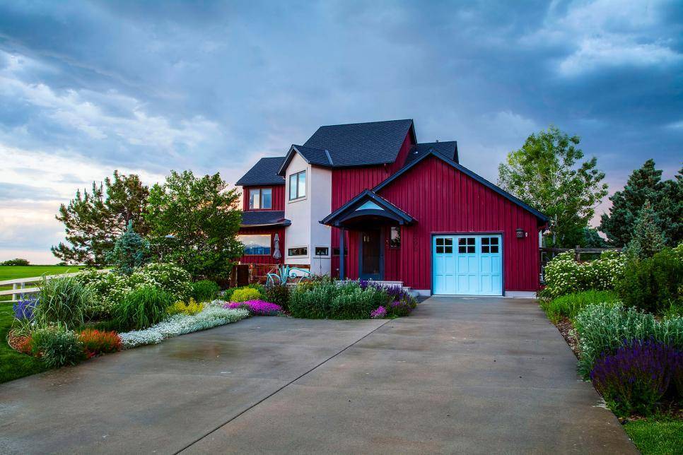 Rumah merah bergaya farmhouse modern (hgtv.com)