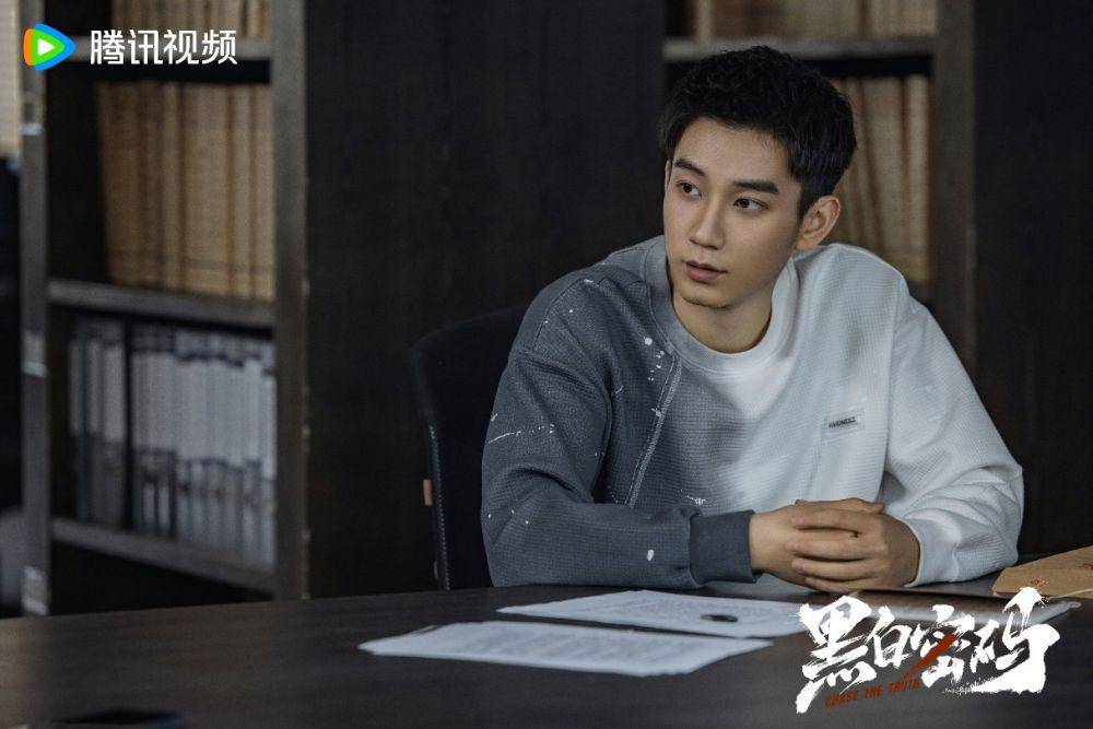 Chu Yihan saat menjelaskan mengenai para pelaku sindikat kepada pihak polisi dalam drama China Chase The Truth (weibo.com/黑白密码官微)