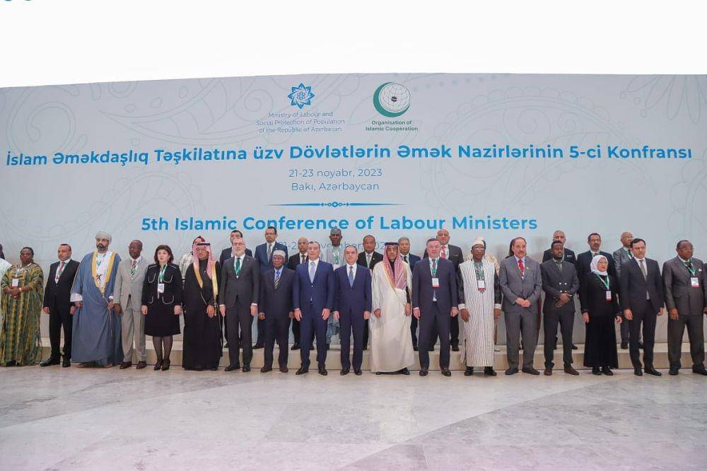 Menteri Ketenagakerjaan Ida Fauziyah saat menghadiri The 5th of The Islamic Conference of Labour Ministers di Baku, Azerbaijan, Kamis (23/11/2023). (dok. Kemnaker)