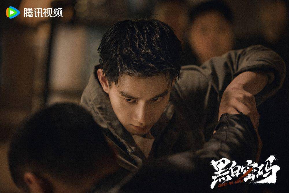 Chu Yihan saat berhasil menangkap anggota sindikat dalam drama China Chase The Truth (weibo.com/黑白密码官微)