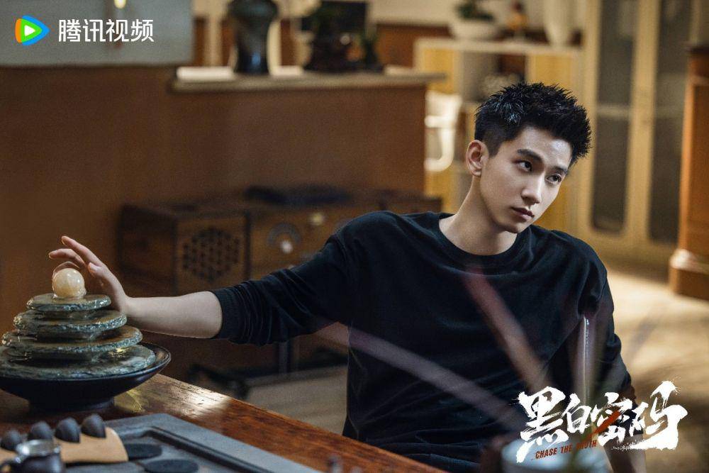 Chu Yihan saat menemui seseorang untuk membuat kesepakatan dalam drama China Chase The Truth (weibo.com/黑白密码官微)