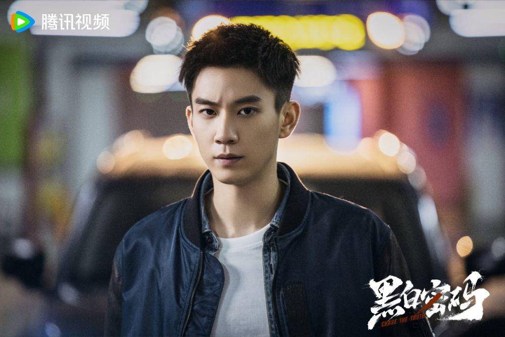 Chu Yihan saat hendak menolong Yu Daluo yang merupakan rekannya dalam drama China Chase The Truth (weibo.com/黑白密码官微)