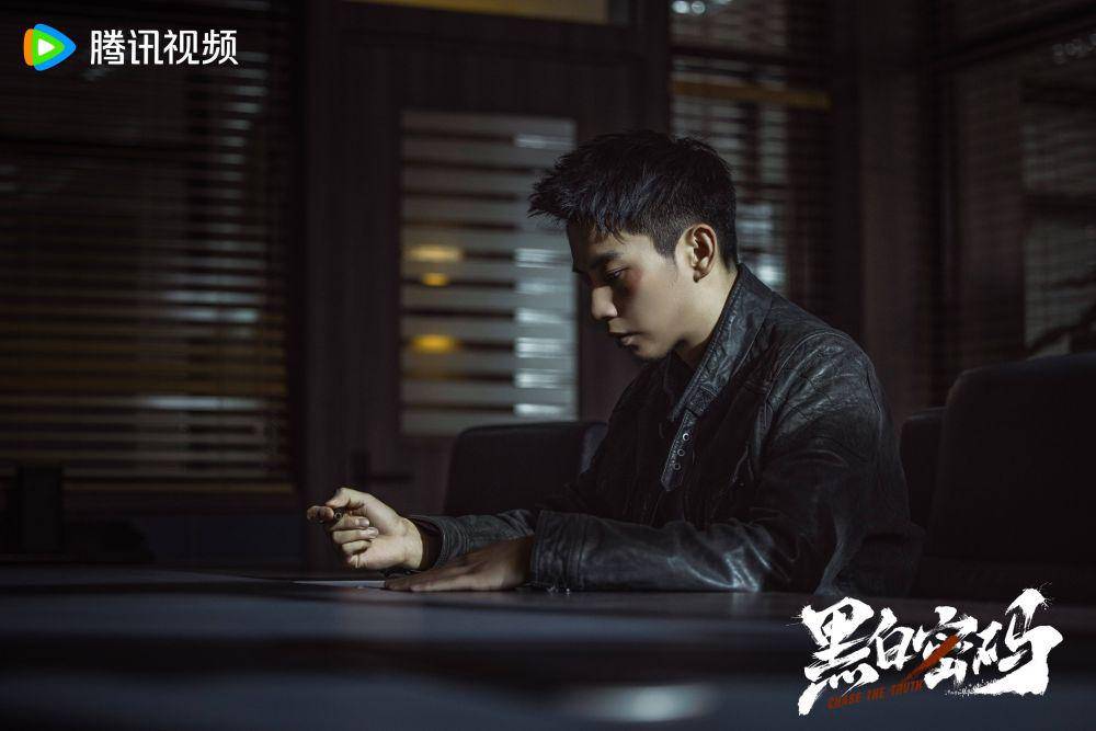Chu Yihan saat menandatangi surat pernyataan dalam drama China Chase The Truth (weibo.com/黑白密码官微)