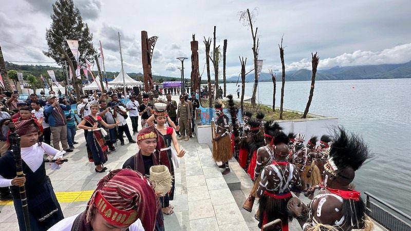 Acara peresmian Pelataran Totem Dunia di Waterfront City, Pangururan, Kab. Samosir berlangsung meriah pada hari Kamis, (23/11). Tim Kesenian Kamoro dari Papua mengenakan pakaian adat berlayar menuju lokasi menggunakan kapal. Tokoh Adat Samosir menyambut Tim Kesenian Papua diiringi Tortor Adat Batak. (dok. PTFI)