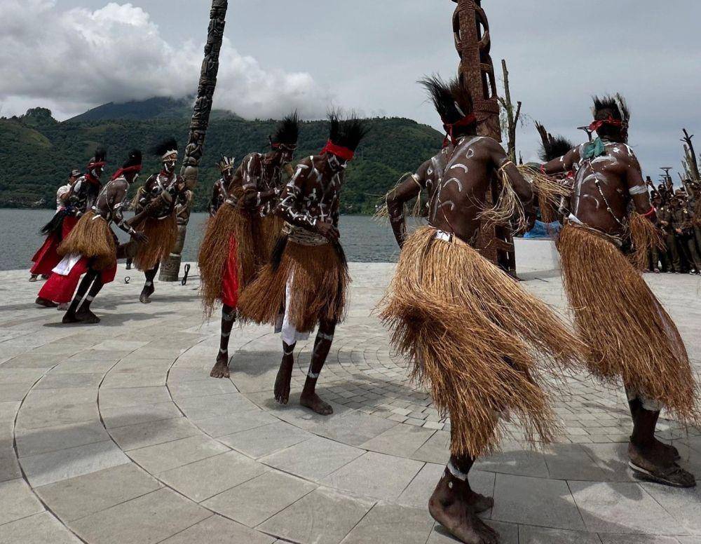 Peresmian totem Suku Kamoro, Kabupaten Mimika Papua Tengah secara adat di Pelataran Totem Dunia, Danau Toba, Samosir pada Kamis, (23/11). Upacara peresmian totem ini menggambarkan kekayaan budaya dan semangat persatuan di tengah keberagaman yang kaya di Indonesia. (dok. PTFI)