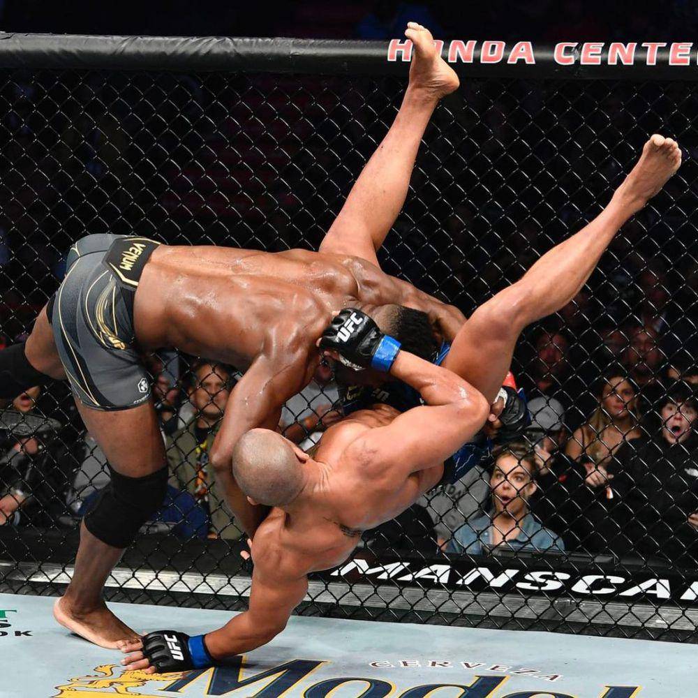 Francis Ngannou (kiri) saat mencoba membanting musuhnya di UFC. (instagram.com/francisngannou)