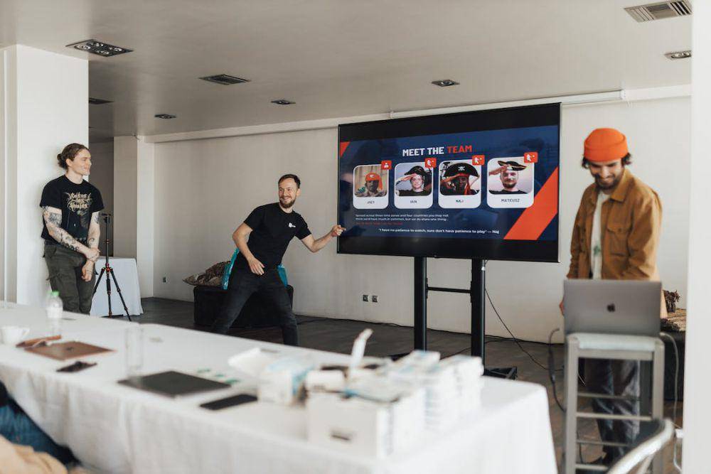 ilustrasi seseorang membuat slide presentasi (pexels.com/Matheus Bertelli)