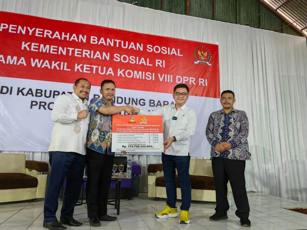 Wakil Ketua Komisi VIII Kembali Salurkan Bansos Rp173 Miliar di KBB