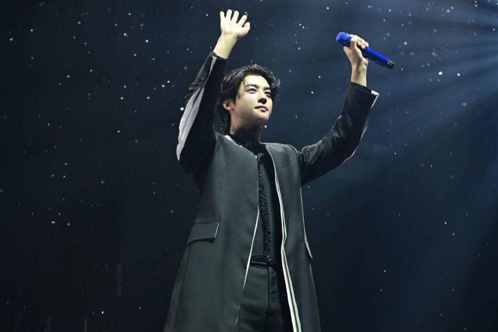 Cha Eun Woo menyanyikan lagu di MTV Video Music Awards Japan 2023. (instagram.com/mtvjapan)