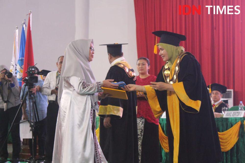Haru! Ketegaran Suswati Menghadiri Wisuda Almarhumah Anaknya di Unimed