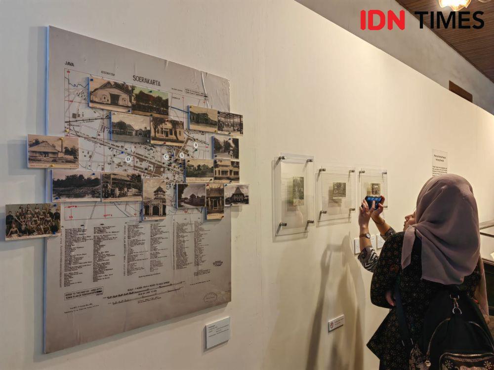 Melihat Koleksi Kartu Pos Kuno di Musem Radya Pustaka Solo