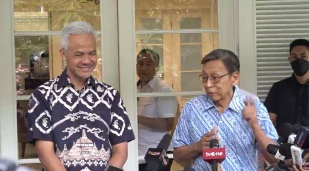 Ganjar Pranowo berkunjung ke kediaman Wakil Presiden ke-11 RI, Boediono di Jakarta, pada Jumat (24/11/2023) (IDN Times/Istimewa)