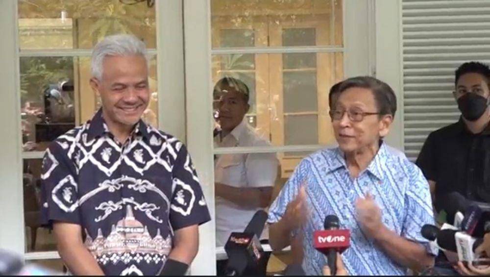 Ganjar Pranowo berkunjung ke kediaman Wakil Presiden ke-11 RI, Boediono di Jakarta, pada Jumat (24/11/2023) (IDN Times/Istimewa)