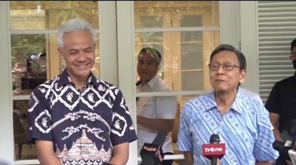 Ganjar Pranowo berkunjung ke kediaman Wakil Presiden ke-11 RI, Boediono di Jakarta, pada Jumat (24/11/2023) (IDN Times/Istimewa)