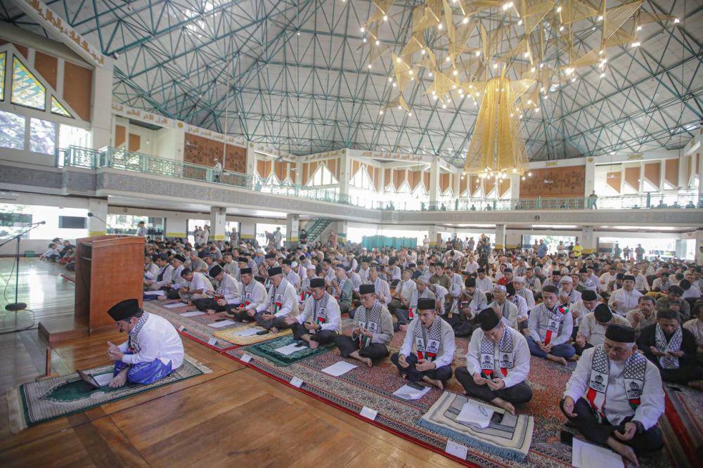 Ribuan Warga Bandung Gelar Istighosah dan Salat Ghaib bagi Palestina