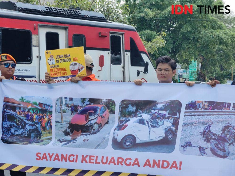 Sosialisasi keselamatan KA Batara Kresna di rel bengkong Purwosari. (IDN Times/Larasati Rey)