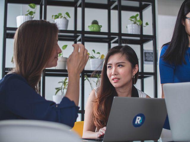 6 Alasan Gen Z Cenderung Canggung saat Hendak Meminta Bantuan