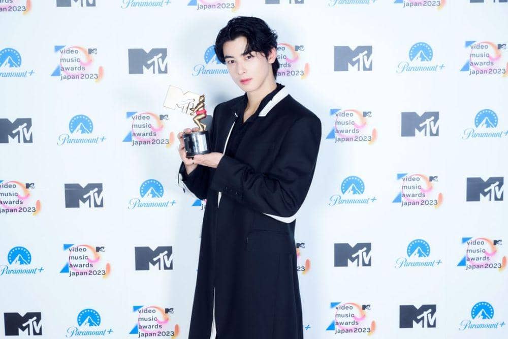 Cha Eun Woo menerima penghargaan Global Icon Award di MTV Video Music Awards Japan 2023. (instagram.com/mtvjapan)
