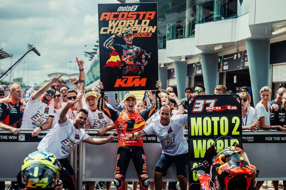 Pedro Acosta merayakan keberhasilan meraih gelar juara Moto2 2023 di GP Malaysia. (ktm.com)