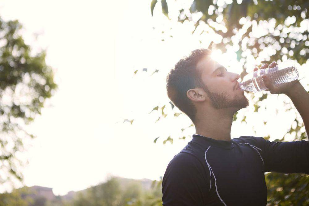 ilustrasi minum air (pexels.com/Andrea Piacquadio)