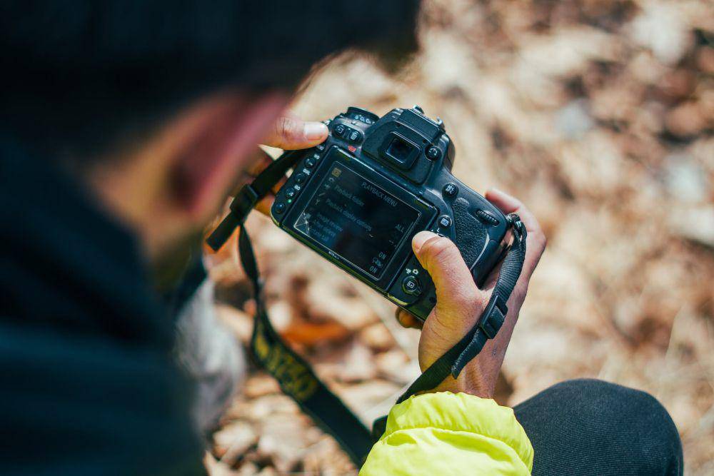 ilustrasi melakukan pengaturan pada kecepatan rana dan aperture pada kamera (pexels.com/Iqbal farooz)