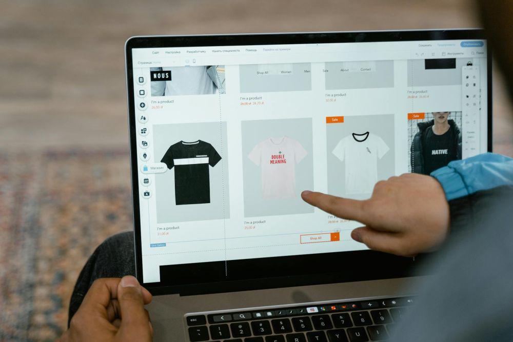 ilustrasi membuat design baju yang akan di sablon (pexels.com/MART PRODUCTION)