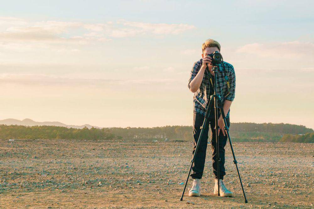 ilustrasi seseorang memotret dengan menggunakan tripod (pexels.com/Min An)