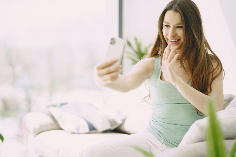 5 Cara Gen Z Atasi Hubungan Jarak Jauh dengan Orangtua, Video Call?