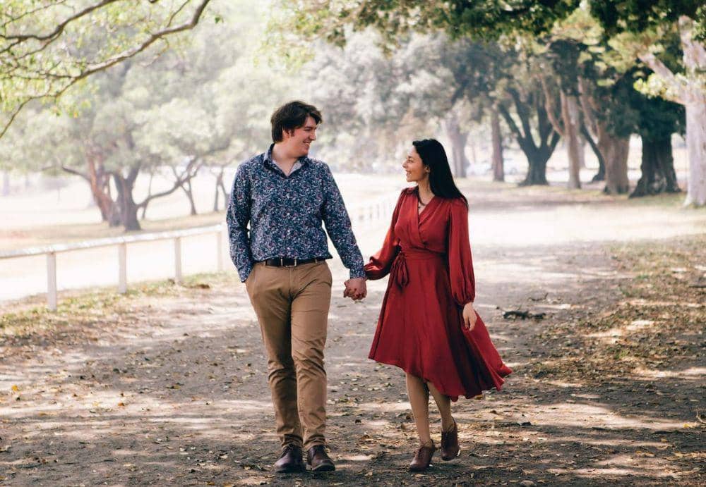 5 Zodiak yang Selalu Pamer Pacar pada Orang Lain, Bucin Banget