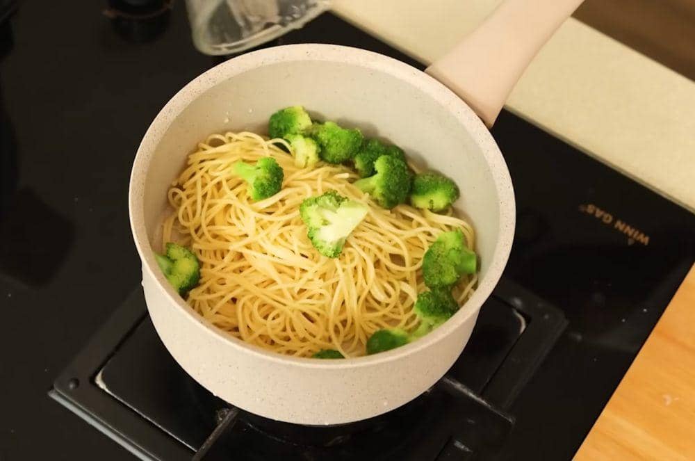 proses memasak Meatball and Broccoli Creamy Pasta (youtube.com/Devina Hermawan)