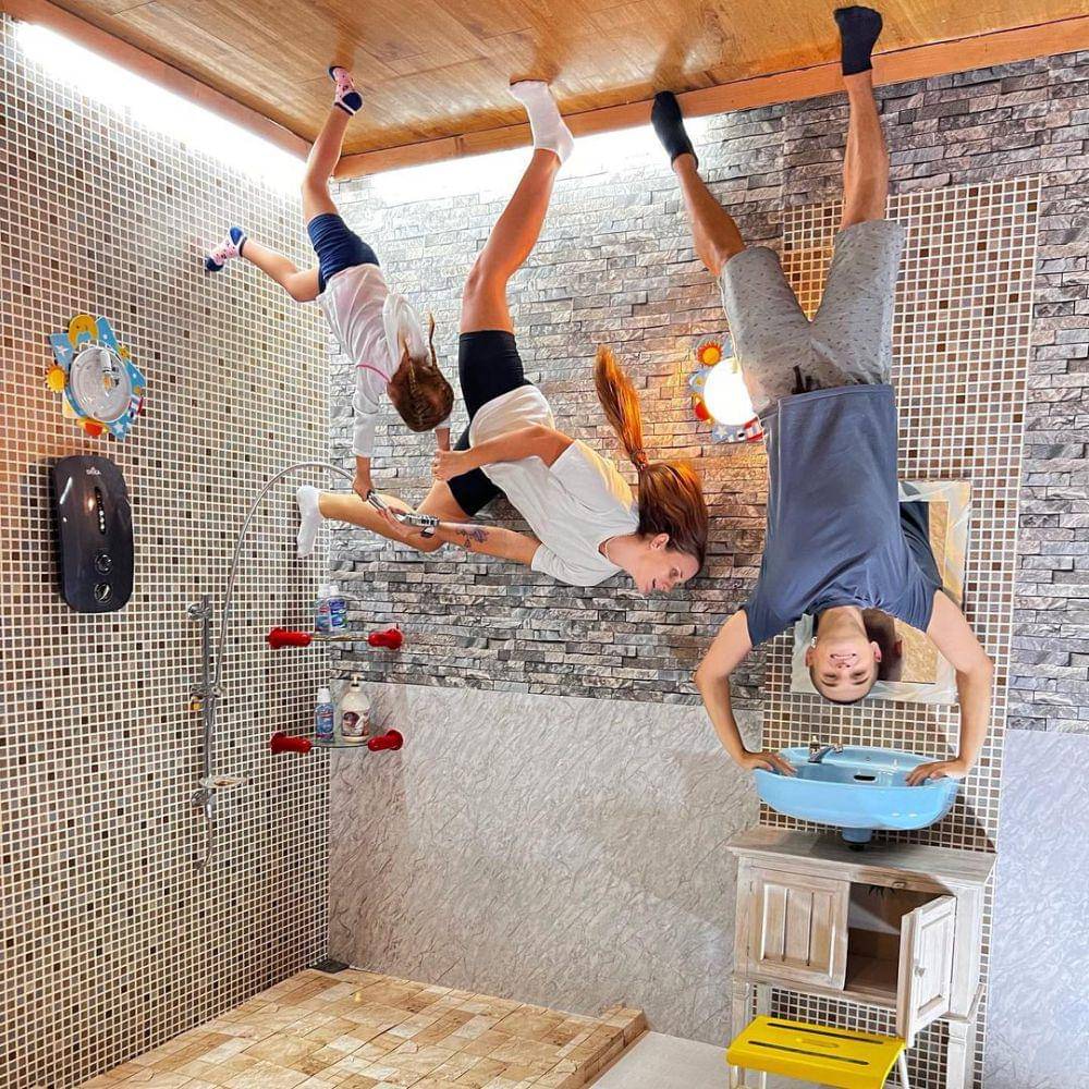 Keseruan main di Upside Down World Bali (Instagram.com/@upsidedownworldbali)