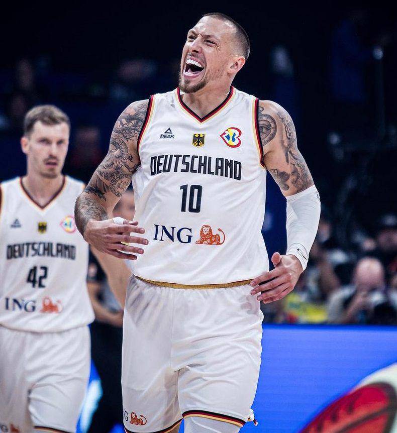 Daniel Theis (instagram.com/dtheis10)