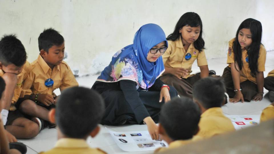 Ilustrasi seorang guru sedang mengajar di kelas (unsplash.com/Husniati Salma)